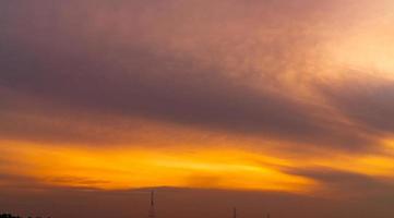 goldener sonnenunterganghimmel über elektrischem hochspannungsturm. Goldener Himmel und weiße Wolken. schöne Wolkenlandschaft. Naturhintergrund. Übertragungsleitungen. friedlicher und ruhiger abstrakter hintergrund. Sonnenlicht. foto