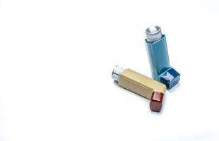 Asthma-Inhalator. Asthma-Controller, Bedarfsausrüstung. Steroide und Bronchodilatatoren für Asthma und chronische Bronchitis. Budesonid-Aerosol FCKW-frei für Bronchial-Antiasthmatika. Salbutamol-Inhalatoren. foto