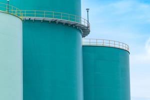 Nahaufnahme Kraftstofftank in der Erdölraffinerie. Blauer großer Öltank. Brennstoffsilo. Tank für flüssiges Erdöl. Erdöl industriell. Tankstelle. Ölraffinerieanlage. petrochemische Industrie. foto