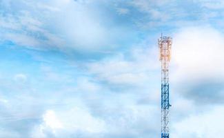 Fernmeldeturm mit klarem Hintergrund des blauen Himmels. Antenne am blauen Himmel. Radio- und Satellitenmast. Kommunikationstechnologie. Telekommunikationsbranche. mobil- oder telekommunikations-5g-netzwerk. Technologie foto