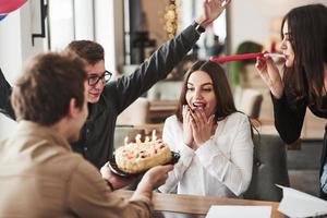 es schaut toll aus. einer der mitarbeiter hat heute geburtstag. freundliche Mitarbeiter beschließen, sie zu überraschen foto