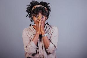 oh mein Gott Geste. attraktive afroamerikanische frau in lässiger kleidung im studio foto