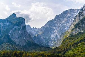 alpen mit wald bedeckt, königssee, königssee, nationalpark berchtesgaden, bayern, deutschland foto