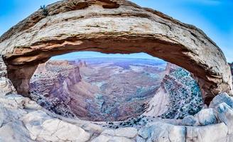 berühmter Mesa-Bogen im Canyonlands Nationalpark Utah USA foto
