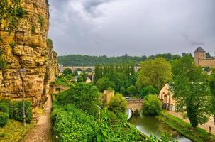 fluss mit häusern und brücken in luxemburg, benelux, hdr foto