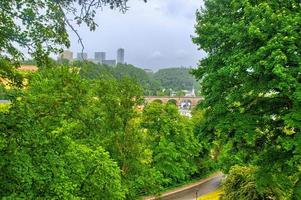 grüne bäume und brücke in luxemburg, benelux, hdr foto