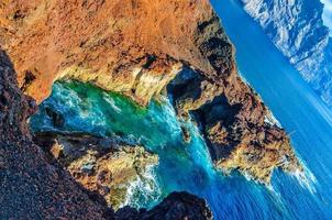 felsen an der nordwestküste von teneriffa in der nähe des leuchtturms punto teno, kanarische inseln foto