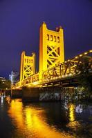 Zugbrücke mit goldenen Toren in Sacramento