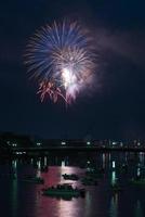 Feuerwerk über dem Fluss foto