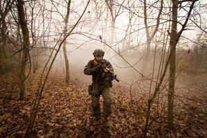 Soldaten im Herbstwald foto