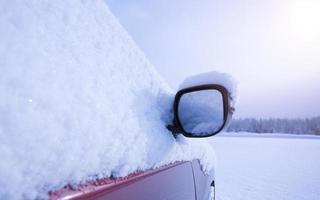 Auto mit Schnee bedeckt foto