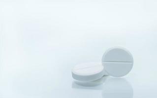 Runde weiße Tablettenpillen isoliert auf weißem Hintergrund. Pharmaindustrie. satz weiße tablettenpillen mit kopienraum. Apotheken- oder Drogeriehintergrund. globales Gesundheitswesen und Medizin. Medikament. foto