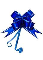 glänzender blauer und goldener Bogen lokalisiert auf weißem Hintergrund mit Kopienraum. Band für Geschenk- oder Geschenkkonzept. Frohes neues Jahr Zierband und Party-Ornament-Konzept. foto