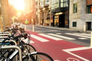 Fahrrad an der Fahrradstation zu mieten, um in der Stadt zu reisen oder zu transportieren. nachhaltig reisen. Fahrrad-Sharing-System. Fahrrad für Stadtrundfahrt am Fahrradparkplatz. umweltfreundlicher Transport. städtischer Transport. foto