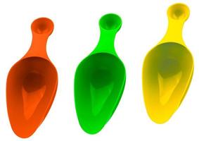 Reihe von bunten Messlöffel aus Kunststoff isoliert auf weißem Hintergrund mit Schatten. Messlöffel aus orangefarbenem, grünem und gelbem Kunststoff. foto