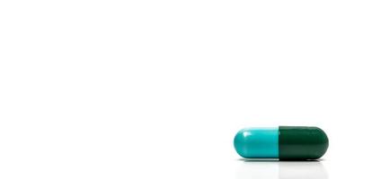 blaue, grüne Antibiotika-Kapselpille isoliert auf weißem Hintergrund mit Kopierraum. Konzept der Arzneimittelresistenz. antibiotika-medikamentenkonsum mit angemessenem und globalem gesundheitskonzept. foto