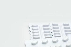 Makroaufnahme Detail der Tablettenpille in weißer Blisterpackung für lichtbeständige Verpackungen isoliert auf weißem Hintergrund. Medizin zur Behandlung ncds. Krankheit älterer Menschen. foto