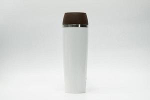 Thermosflasche isoliert auf weißem Hintergrund. Behälter für wiederverwendbare Kaffee- oder Teeflaschen. Thermos Reisebecher. isolierter Getränkebehälter. Thermoskanne aus weißem Edelstahl. kein Verlust. foto