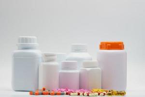 bunt von Tabletten und Kapselpille und Plastikdrogenflasche auf weißem Hintergrund mit leerem Etikett. Pharmaindustrie. pharmazeutisches Produkt. apotheke drogerie hintergrund. Wechselwirkungen mit anderen Medikamenten, foto