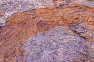 Steinbeschaffenheitshintergrund mit einzigartigem Muster. braune und graue schmutzige felsstruktur. abstrakter hintergrund der felsoberfläche. Natursteinhintergrund. raue Steintapete. grunge und rostgesteinsbeschaffenheit. foto