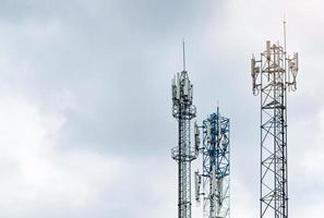 Fernmeldeturm mit grauem Himmel. Antenne. Radio- und Satellitenmast. Kommunikationstechnologie. Telekommunikationsbranche. mobil- oder telekommunikations-4g-netzwerk. Telekommunikationsbranche. foto