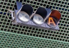 Ampel an der Mautstelle der Mautstraße. orange Farbe ein Symbol in der LED-Ampel. Verkehrsausrüstung. ampelleuchte hängt an der decke über mautstelle an autobahn, autobahn oder schnellstraße. foto