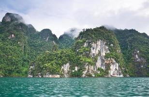 schöner Berg umgeben von Wasser, natürliche Attraktionen in r foto