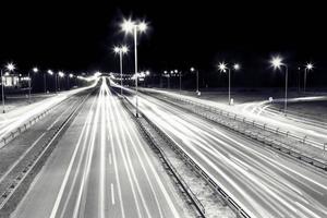 Autobahnverkehr bei Nacht. Autos Lichter in Bewegung. Transport, Transport foto