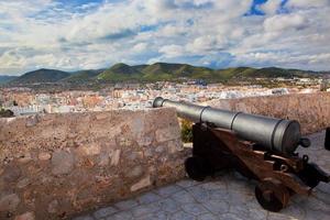 Kanone und Panorama von Ibiza, Spanien foto