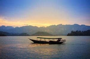 traditionelles thailändisches Long-Tail-Boot bei Sonnenuntergang, Surat Thani, Thailand