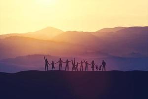 Gruppe glücklicher Menschen bei Sonnenuntergang foto