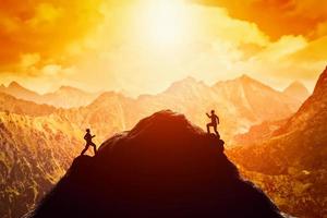 Zwei Männer rennen zum Gipfel des Berges. Wettbewerb, Rivalen, Herausforderung foto