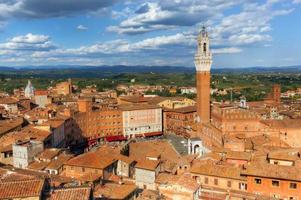 siena, italien dachstadtpanorama. Mangia-Turm, italienischer Torre del Mangia foto