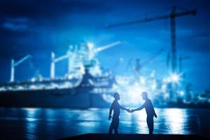 Business-Handshake in Werft, Schiffbauunternehmen foto