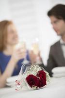 Romantische Datierung im Restaurant Fokus auf Blumenstrauß
