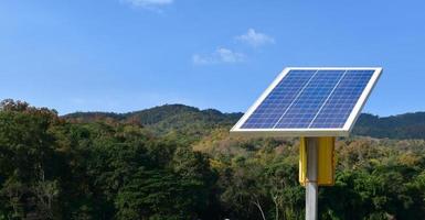 photovoltaikpanel, neue technologie zum speichern und nutzen der energie aus der natur mit menschlichem leben, nachhaltiger energie und umweltfreundlichem konzept. foto