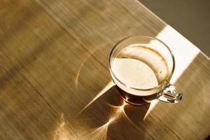 schwarzer kaffee morgens mit sonnenlicht foto