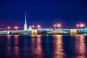 schöne nachtansicht von saint-petersburg, russland foto