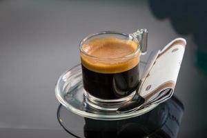 heiße schwarze Kaffeetasse foto
