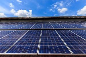 Solarzelle auf dem Dach gegen blauen sonnigen Himmel foto