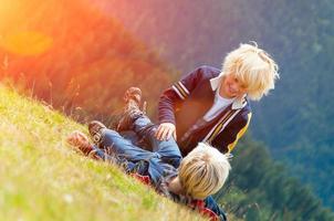 Zwei blonde Kinder spielen auf der Wiese foto