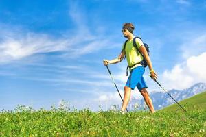 Nordic-Walking-Aktivitäten mit Stöcken in der Natur in den Hügeln foto