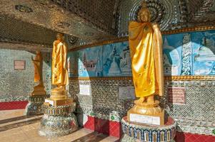 Buddha-Statue um Kaba Aye Pagode in Rangoon, Myanmar