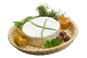 Camembert mit Kräutern, Nüssen und Honig foto