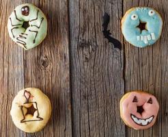 Halloween Donuts auf Holztisch foto