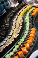 Sushi sind auf dem Teller angeordnet foto