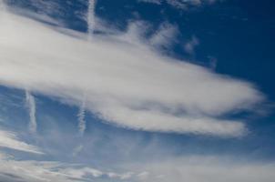 schöne weiße Wolken am Himmel foto