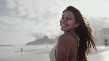 lateinisches junges mädchen, berühmter strand rio de janeiro, brasilien. latin sommerferien urlaub. foto