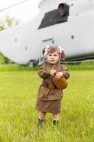kleines Mädchen in Militäruniform