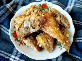 Gebratener Fisch auf dem Teller. indonesisches kulinarisches essen foto